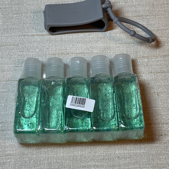 5X Bath & Body Fresh Water & Aloe Sanitizer - Picture 3 of 8
